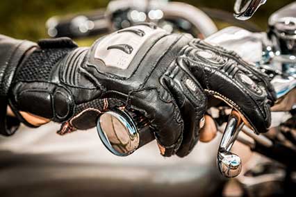 mipra Institut für Motiv- und Mobilitätsforschung: Verkehrssicherheit Motorradsicherheit Motorrad Handschuh auf Lenker